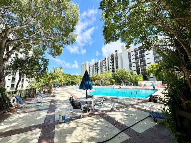 Foto del edificio - 17011 N Bay Rd