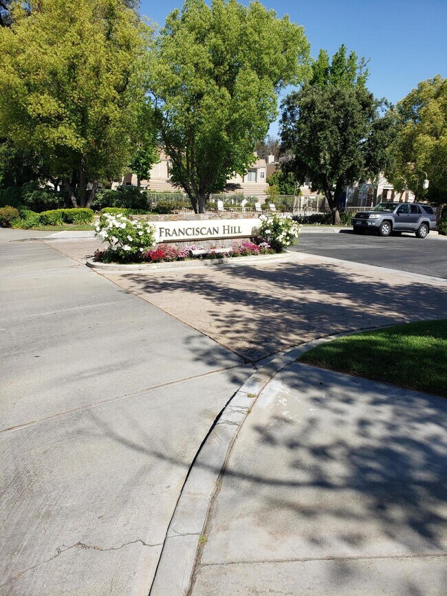 Foto del edificio - 24520 McBean Pkwy