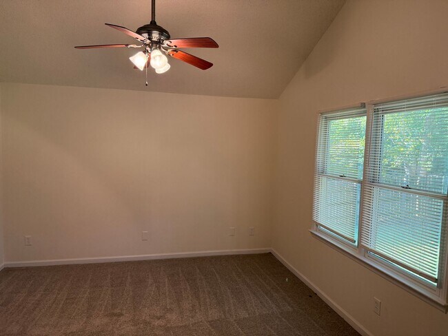 Foto del edificio - 12800 Levins Hall Rd