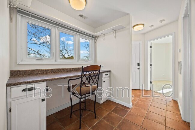 Building Photo - 372 Northwest Dr