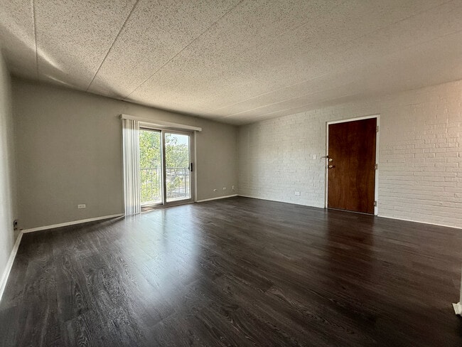 Building Photo - 3852 N Parkway Dr