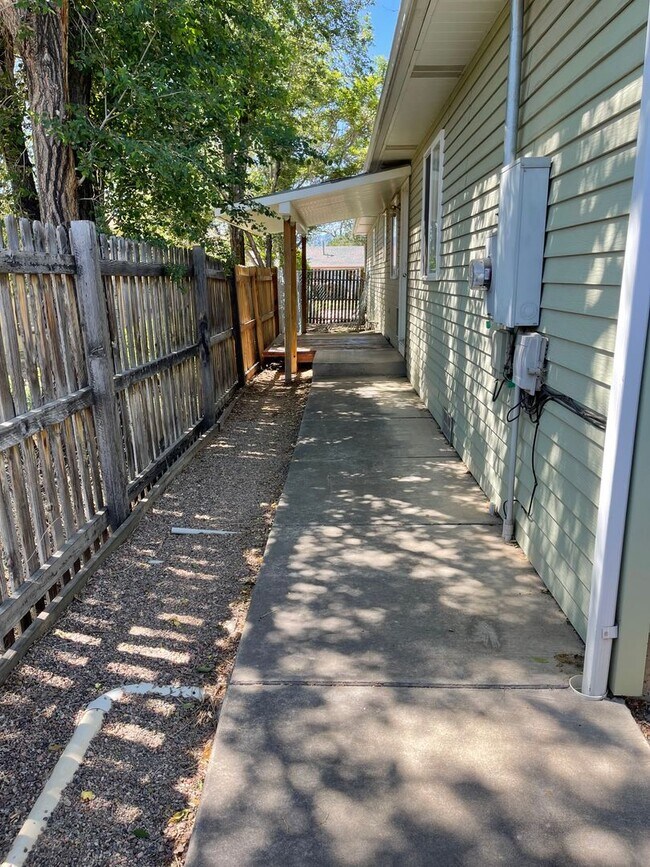 Building Photo - 3 Bedroom Home with Shop