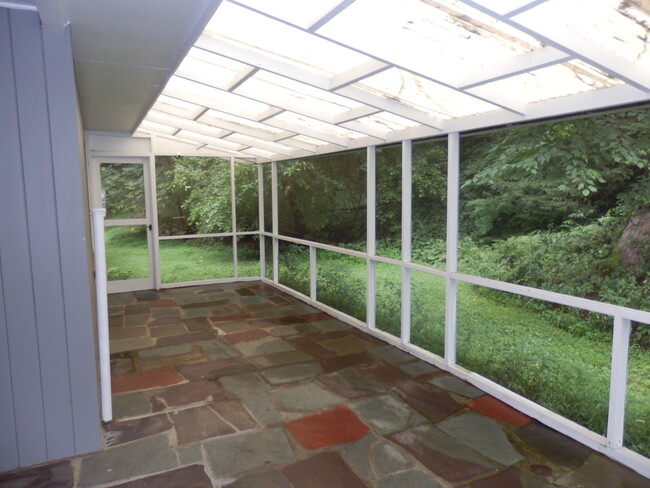 Foto del edificio - 32 Birch Hill Rd
