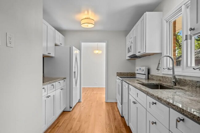 Foto del edificio - 2500-2502 Green Bay Rd