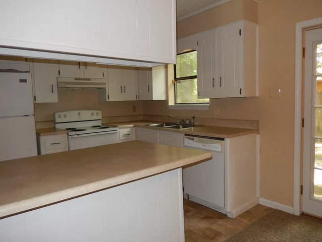 Building Photo - BEAUTIFUL  3 BEDROOM 1 BATH HOME!!!!!!