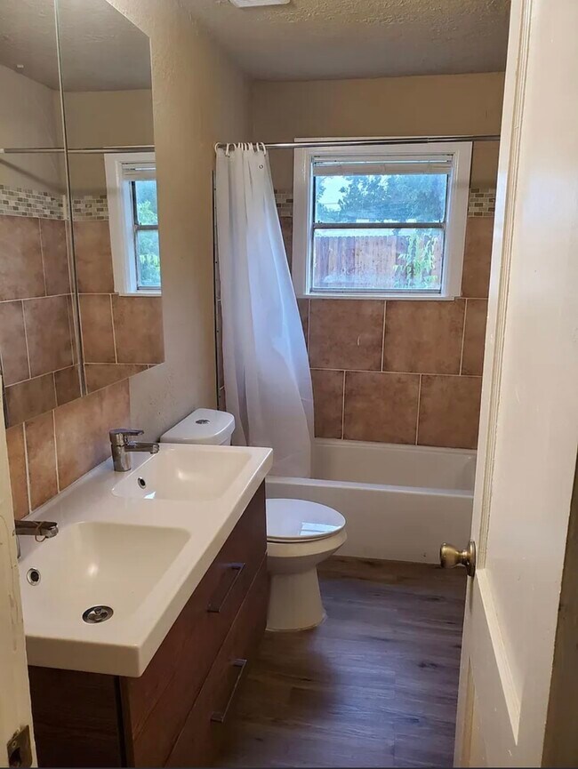 Foto del edificio - 5131 Lyndhurst Dr