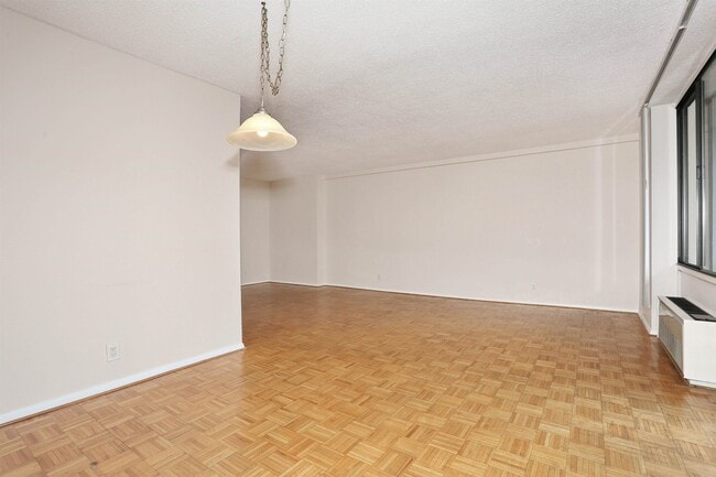 Foto del edificio - 300 Winston Dr