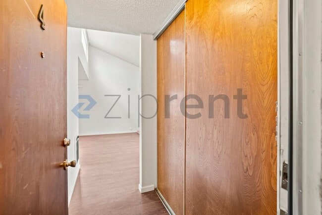 Building Photo - Unit 4