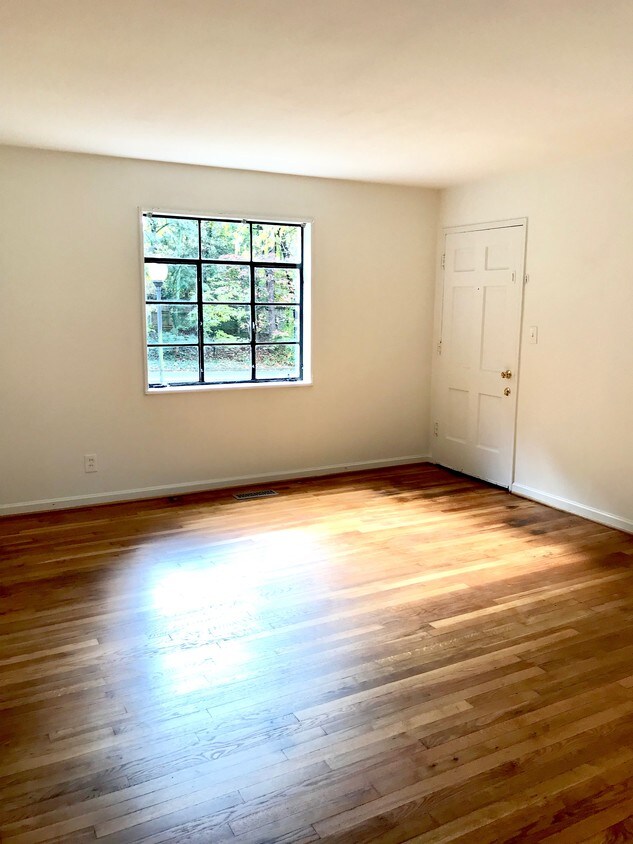 Living Room/Main Entrance - 404 W Lexington Ave