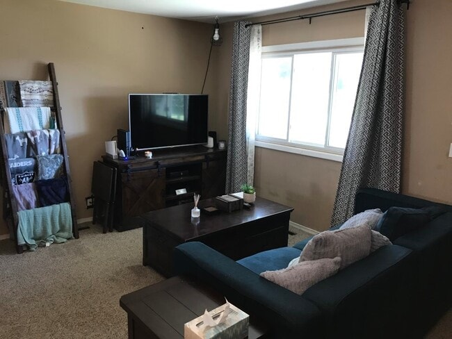 Building Photo - Nice home, great price!
