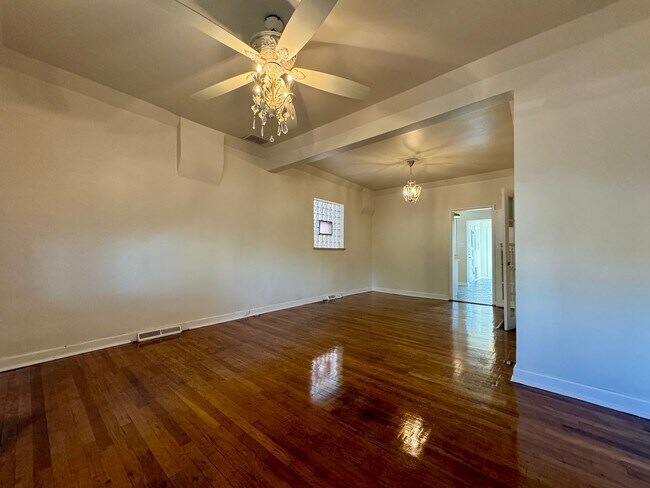 Building Photo - 3 Bedroom 2 Full Bath Plus Office Renovated Victorian Style Family Home Available Mid December!!