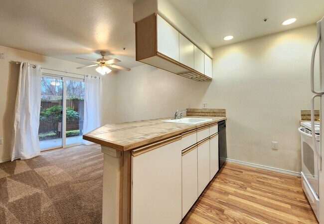 Foto del edificio - Everett Condo / 2 Bed/ 2 Bath / Everett Near Boeing