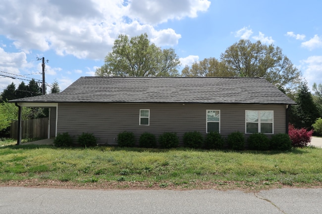 Building Photo - 210 Orch Pk Ln
