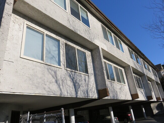Building Photo - 1402 E Cherry St