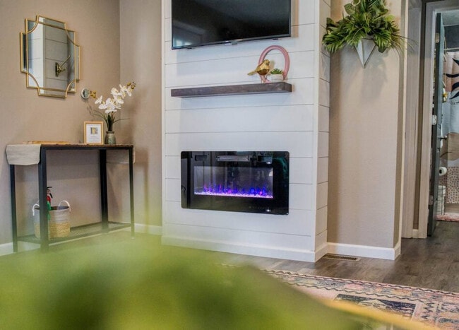 Building Photo - 1402 Iowa St