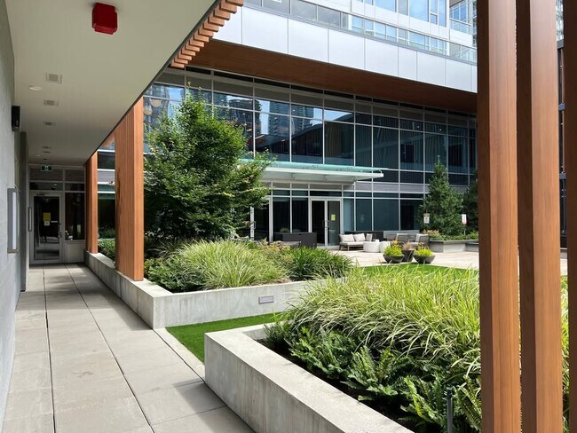 Photo du bâtiment - 6080 McKay Ave