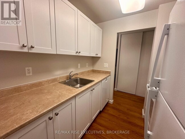 Building Photo - 1020 Pembridge Crescent