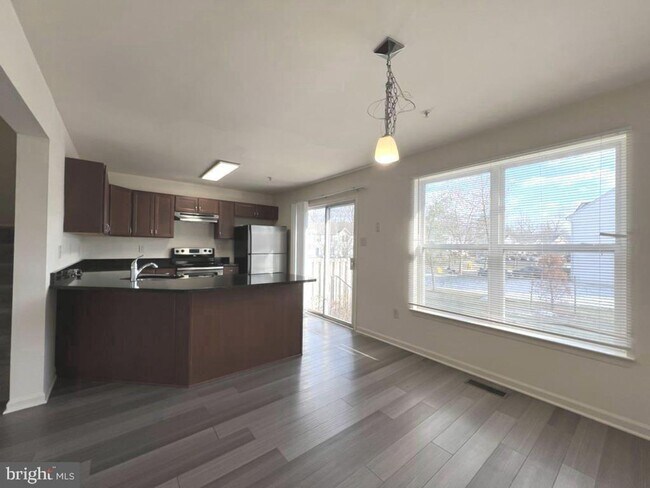 Building Photo - Beautiful and immaculate 3bd 2/2bth end of group townhome in Odenton