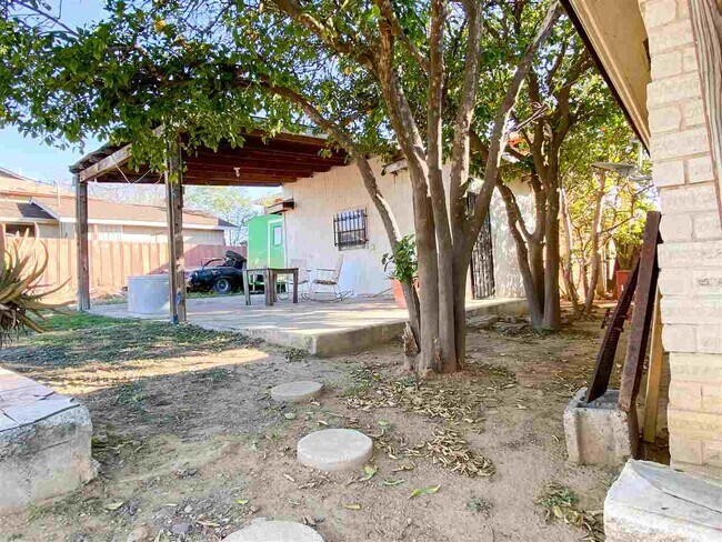 Building Photo - 1001 Okane St
