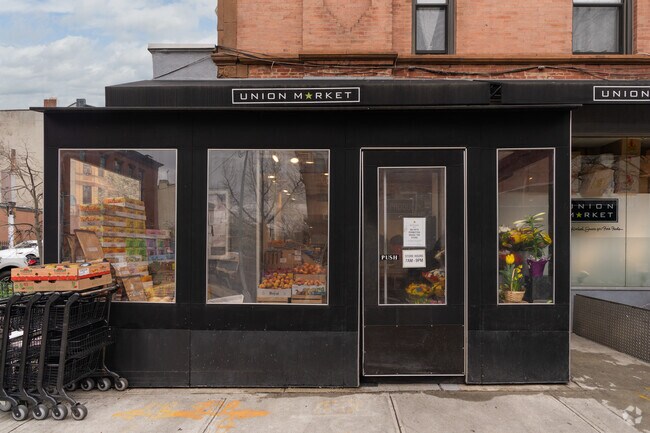 Entrada - 756 Union St