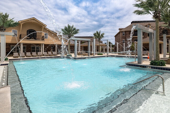 Building Photo - Fountaine Bleau Central Landing