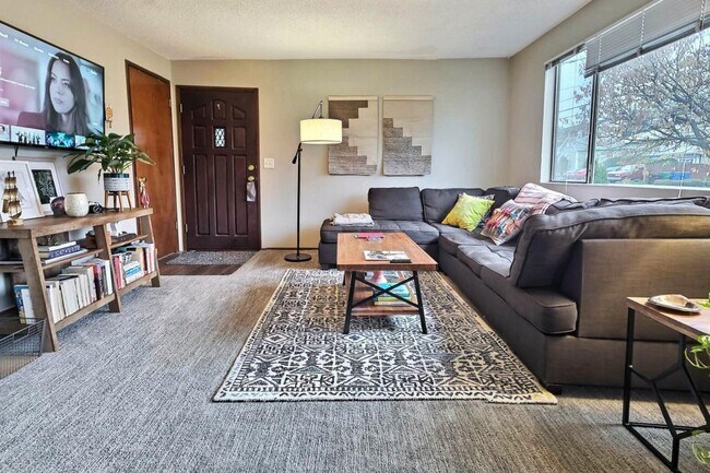 Building Photo - 1111-1113 NW 62nd Street - 2 bedrooms + den