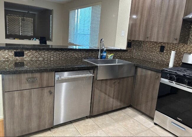 Building Photo - 6789 Brook Falls Cir