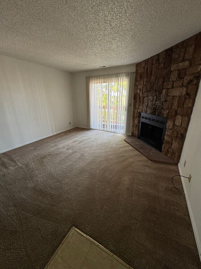 Foto del edificio - 2 bedroom, 2 bath condo on Southwest side of Colorado Springs