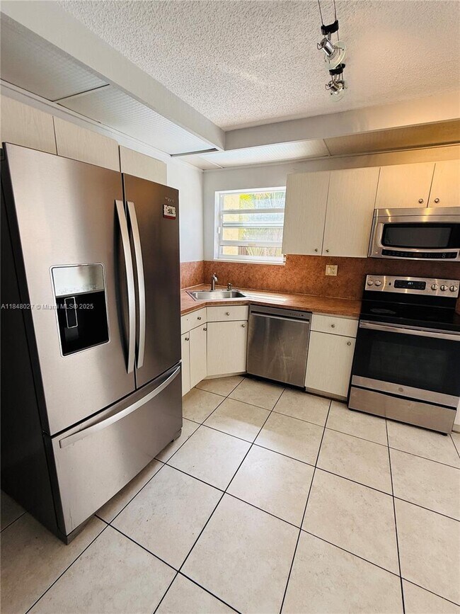 Building Photo - 9530 SW 148th Pl