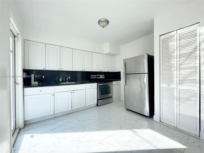 Building Photo - 1132 NE 111th St