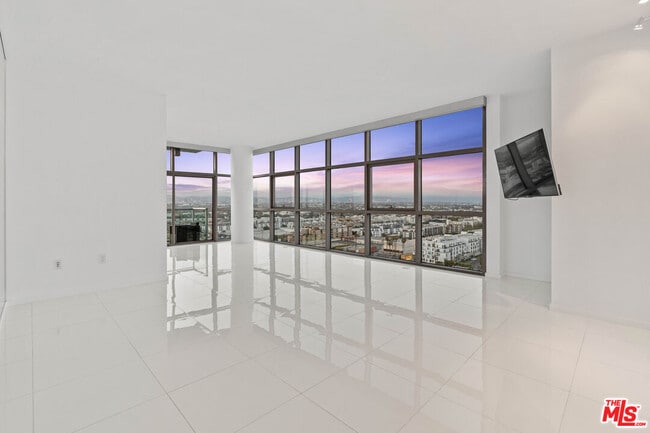 Building Photo - 13700 Marina Pointe Dr