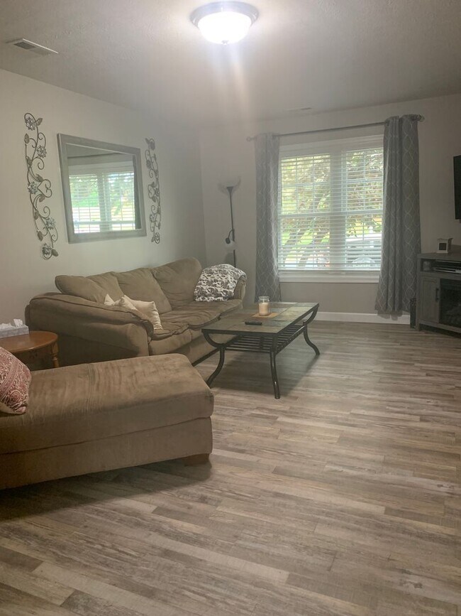 Building Photo - Townhouse for Rent in Taylor Springs