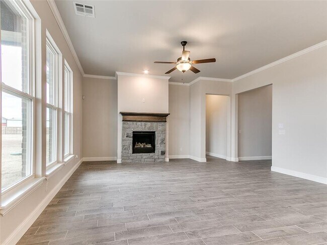 Building Photo - Very Nice 5 Bedroom 3.5 Bathrooms with Bon...
