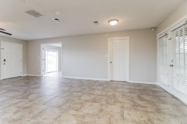 Building Photo - 4717 Seattle St