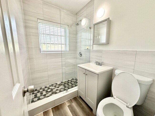 Building Photo - Spacious two bedroom and one bath in a gat...