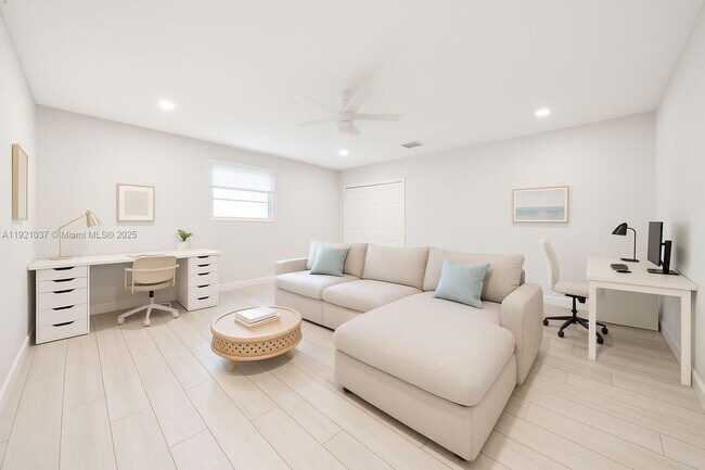 Building Photo - 341 Island Dr