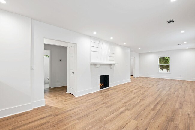 Foto del edificio - Location, Location - Duplex Unit A - 636 Francis PL NW/ 2 bedroom, 2 bath - off street parking $1...