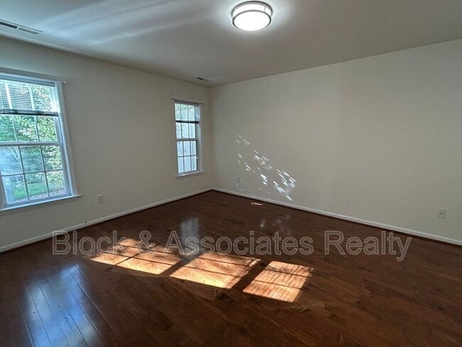 Building Photo - 7500 Riverside Ct