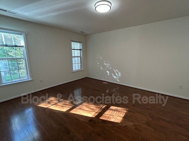 Foto del edificio - 7500 Riverside Ct