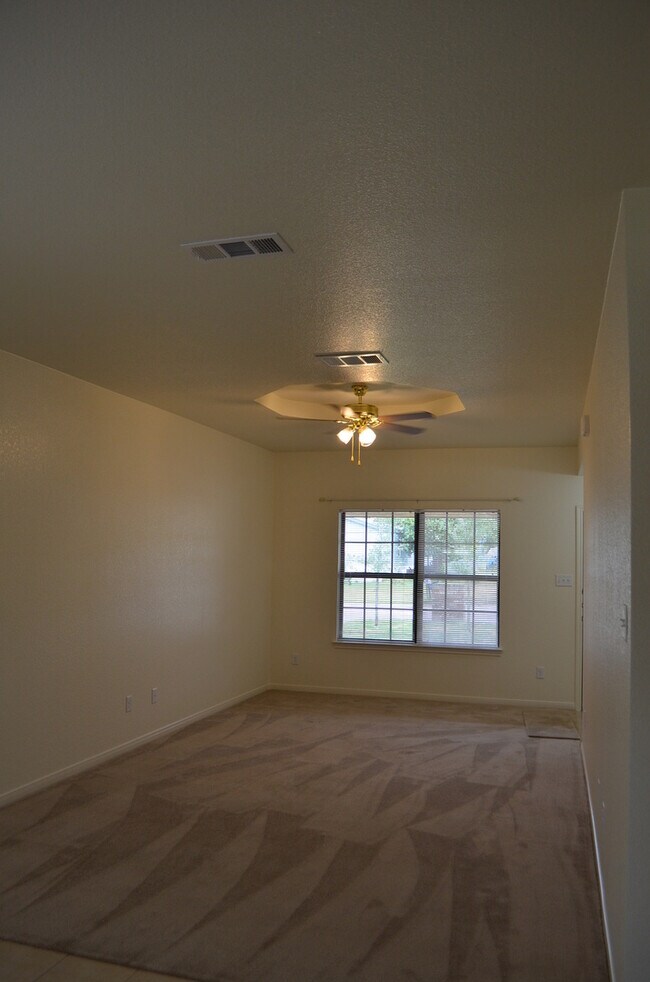 Building Photo - 913Daisy