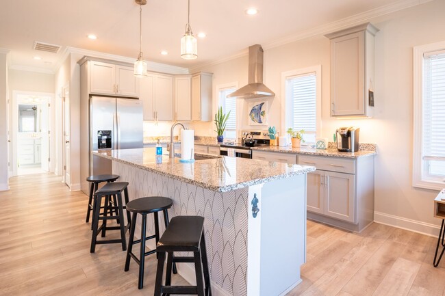 Building Photo - FURNISHED OFF-SEASON MONTHLY RENTAL - AVAI...