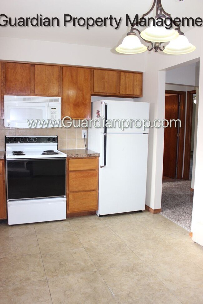 Building Photo - Main Level Apartment Pet Free Apartment, 1 Garage Space & 1 Surface Space, Pet Free Building