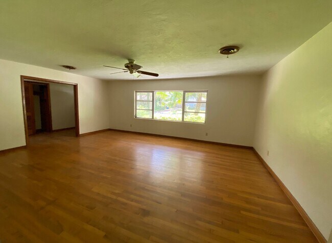 Foto del edificio - 4/3.5 with Pool Home Located in NW Central...