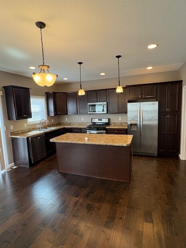 Building Photo - 3 Bedroom / 3 Bath Duplex in Washington