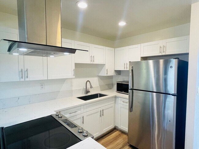 Foto del edificio - Partly Furnished 2-bedroom,1.5-bath Townho...