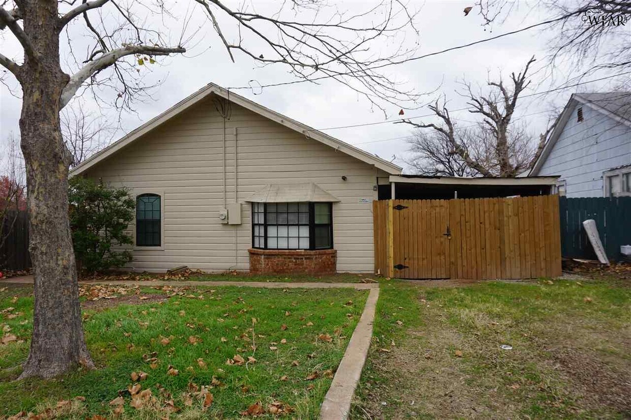 Primary Photo - 1021 N Beverly Dr