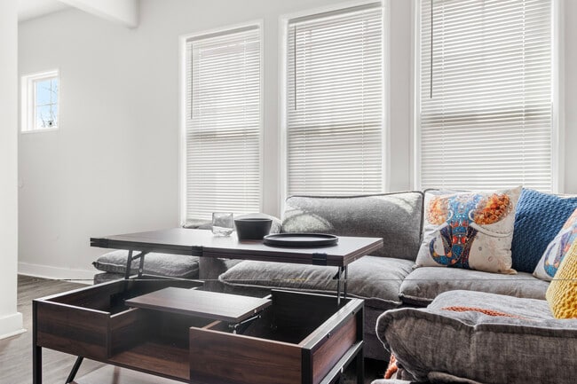 Building Photo - 3310 E 9th St