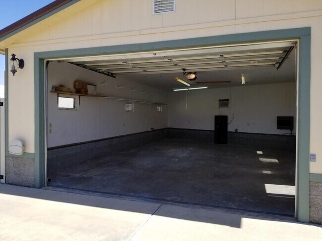 Building Photo - 328 S Wahweap Dr