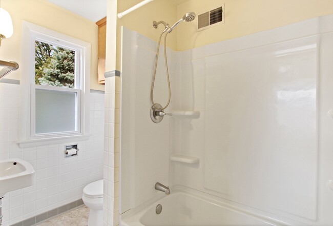 Shower / Bath - 2637 S 51st St