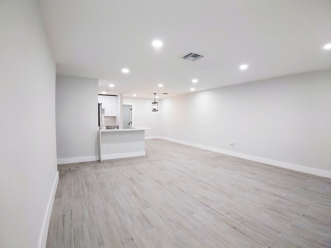 Building Photo - 141 NE 183rd Ter